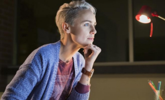 الأجهزة الإلكترونية تؤذي أعيننا .. ما العلاج؟