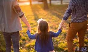 سعادة الأطفال بيد الأباء والأمهات