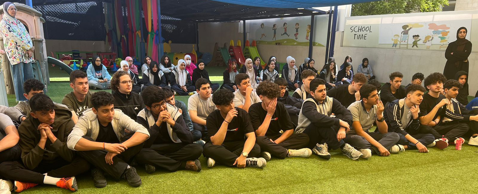 مندوب جو أكاديمي يحاضر في مدارس المعالي الأهلية