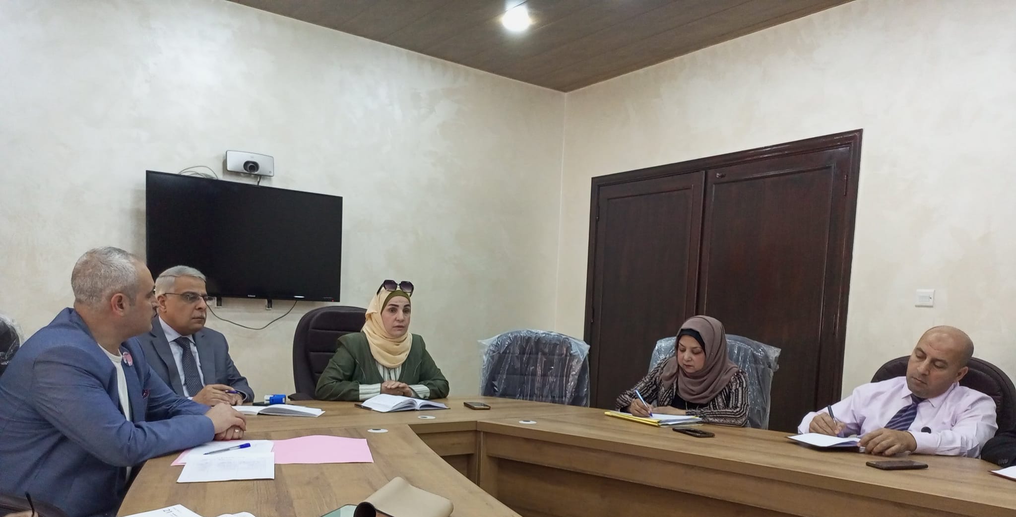 الطلافحة تجتمع مع رؤساء أقسام تربية بني عبيد