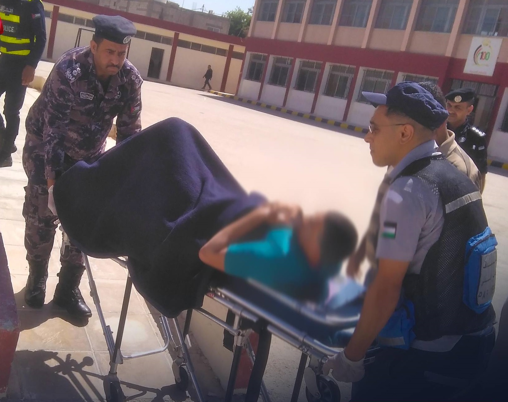 الدفاع المدني يوصل طلبة مرضى إلى قاعات التوجيهي