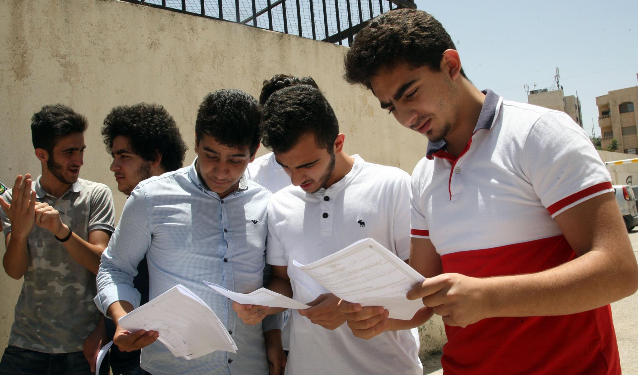 طلبة التوجيهي يتقدمون لآخر امتحان والنتائج بعد شهر