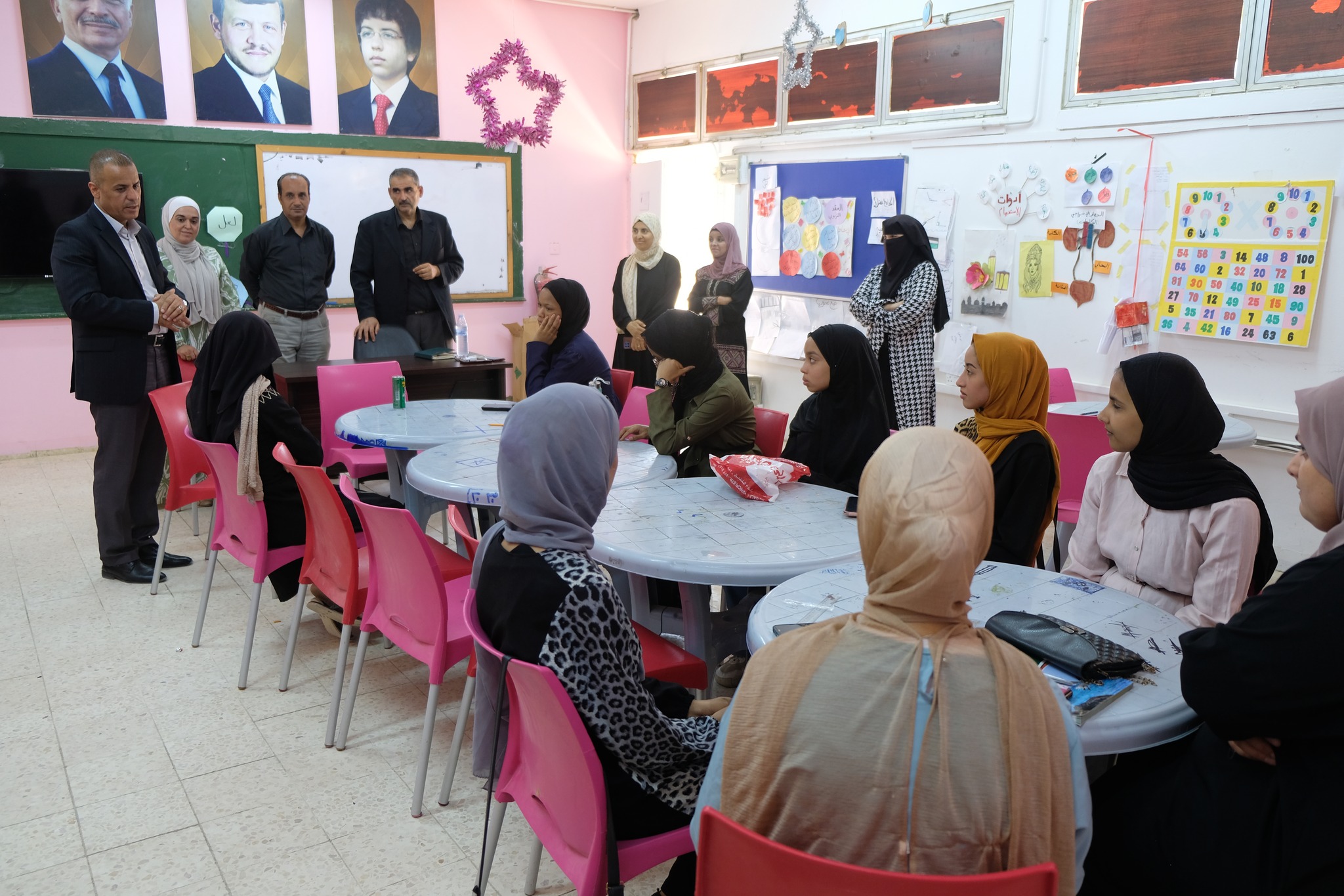 الدكتور مازن هديرس يزور مركز تعزيز ثقافة المتسربين