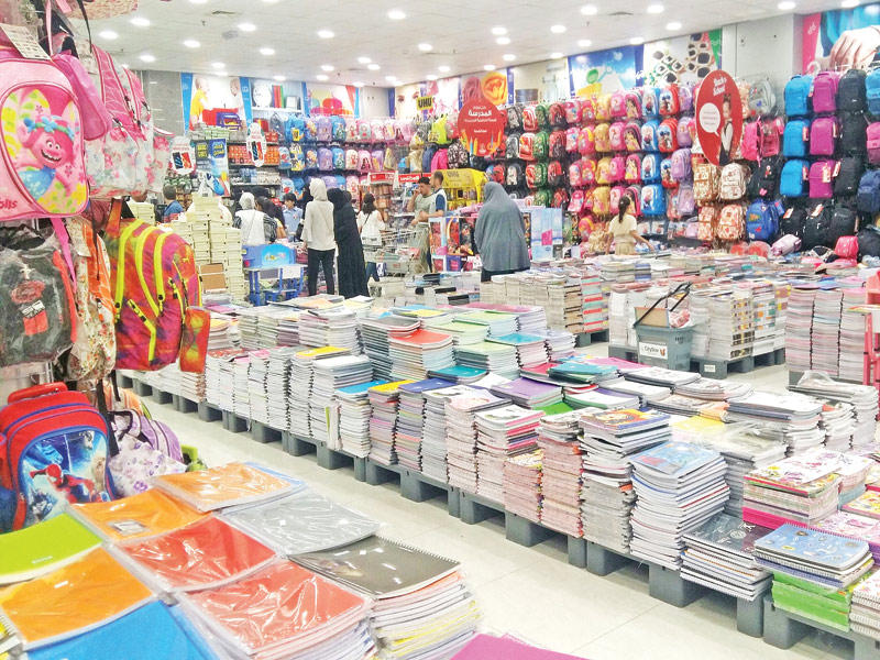 توفر القرطاسية في السوق المحلية بأسعار العام الماضي