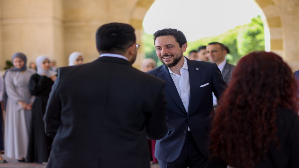 ولي العهد يكرم أوائل الثانوية العامة