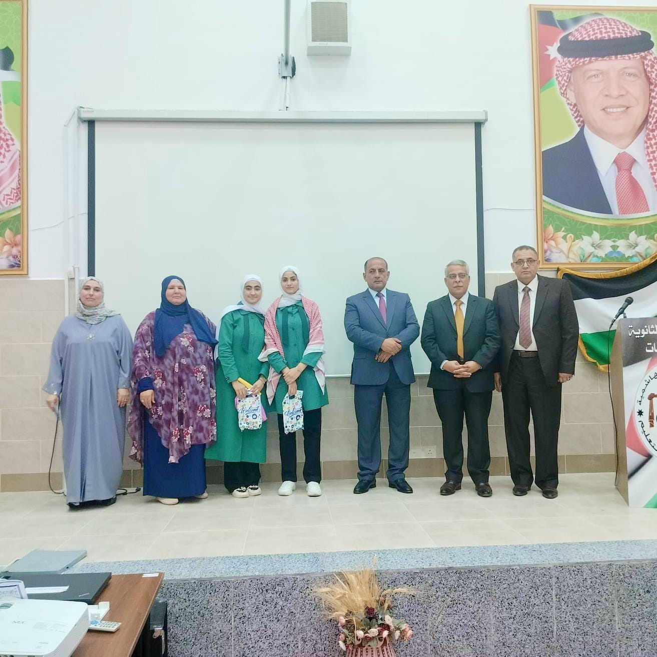 تكريم أوائل التوجيهي في مدرسة الطيبة الثانوية للبنات