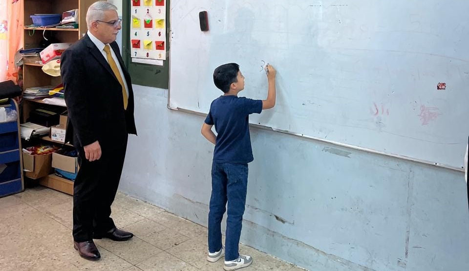 الخصاونة يتفقد عدد من المدارس في لواءي الطيبة والوسطية