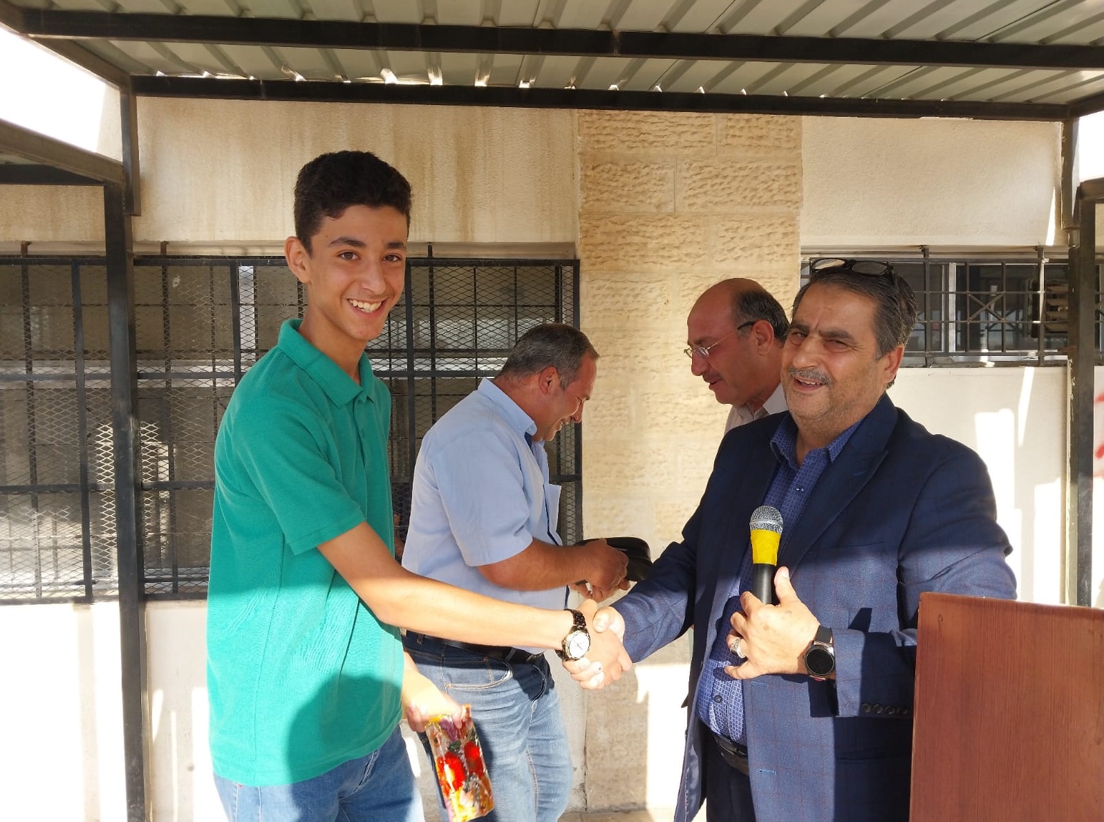 تكريم طالب مدرسة عثر على 3400 دينار
