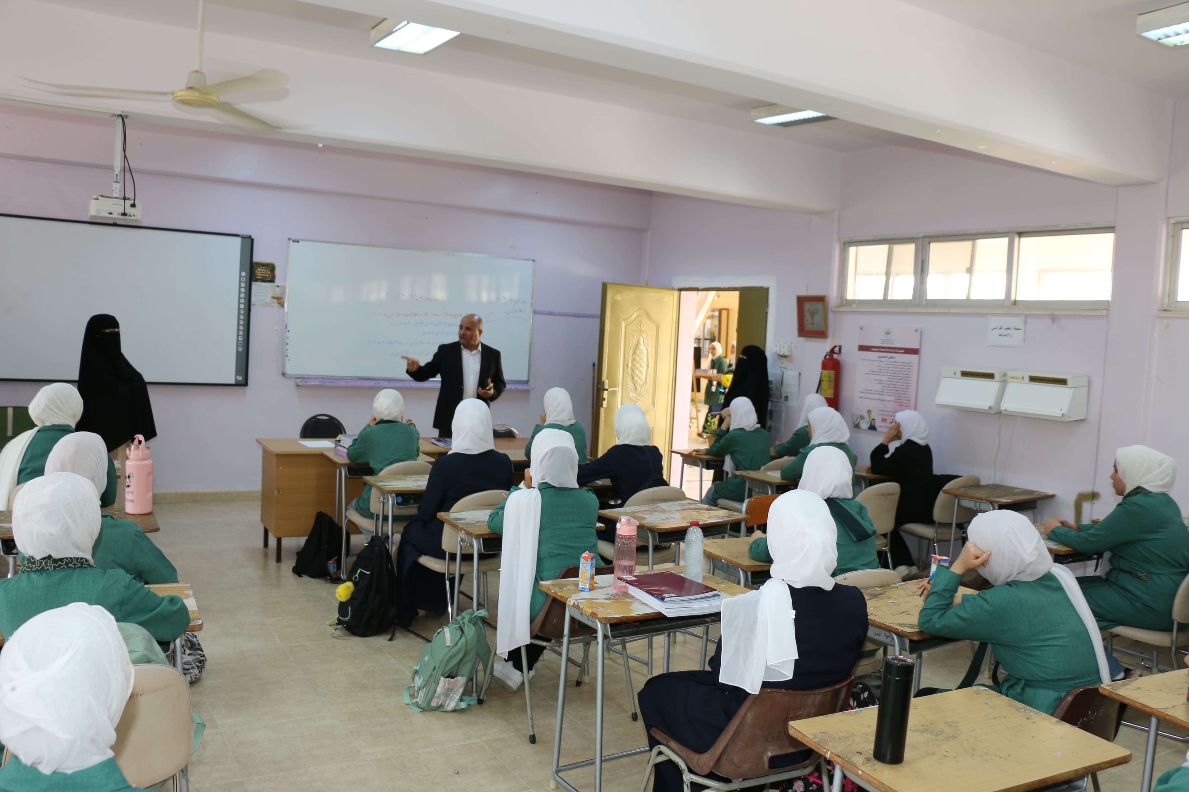 مدير تربية معان يتفقد بدء العام الدراسي لمدارس الـBTEC