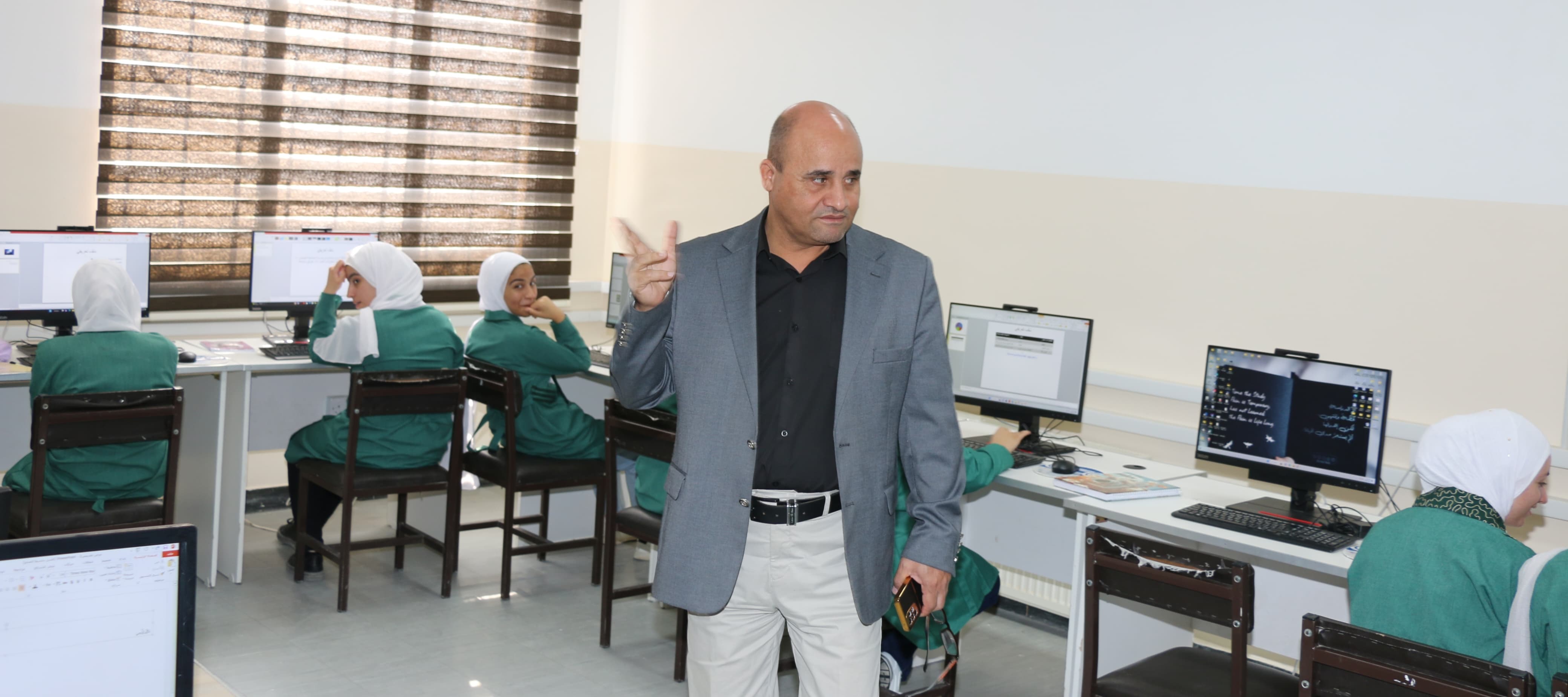 الحباشنة يتفقد مدارس منفذة لمبادرة الوعي الرقمي والتقني