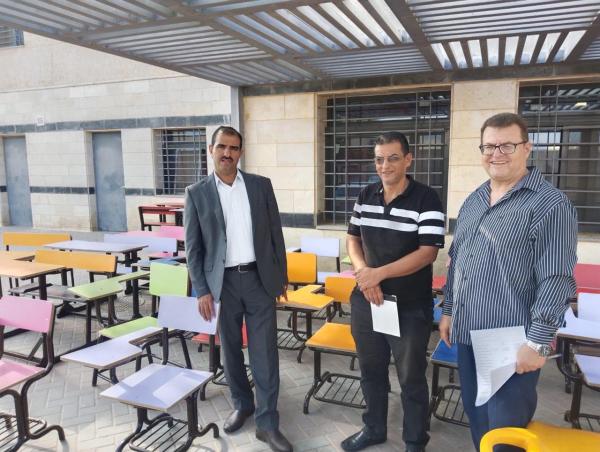 السكارنة يوجه بتوزيع أثاث معاد تدويره على المدارس