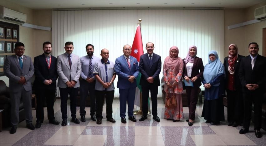 أمين عام وزارة التعليم العالي يلتقي وفداً ماليزيا