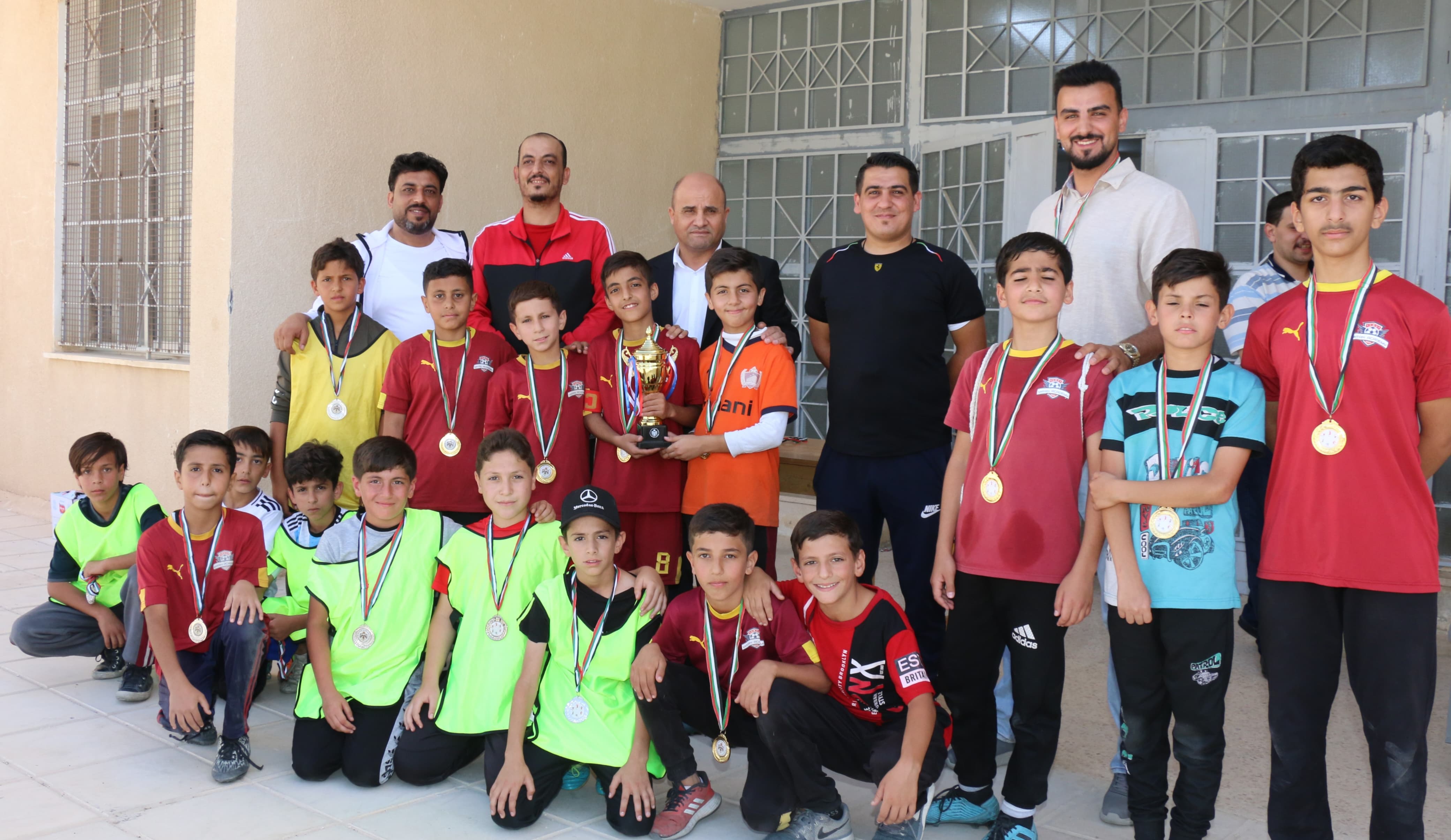 مدير تربية معان يتوج الفائزين ببطولة كرة القدم الأساسية