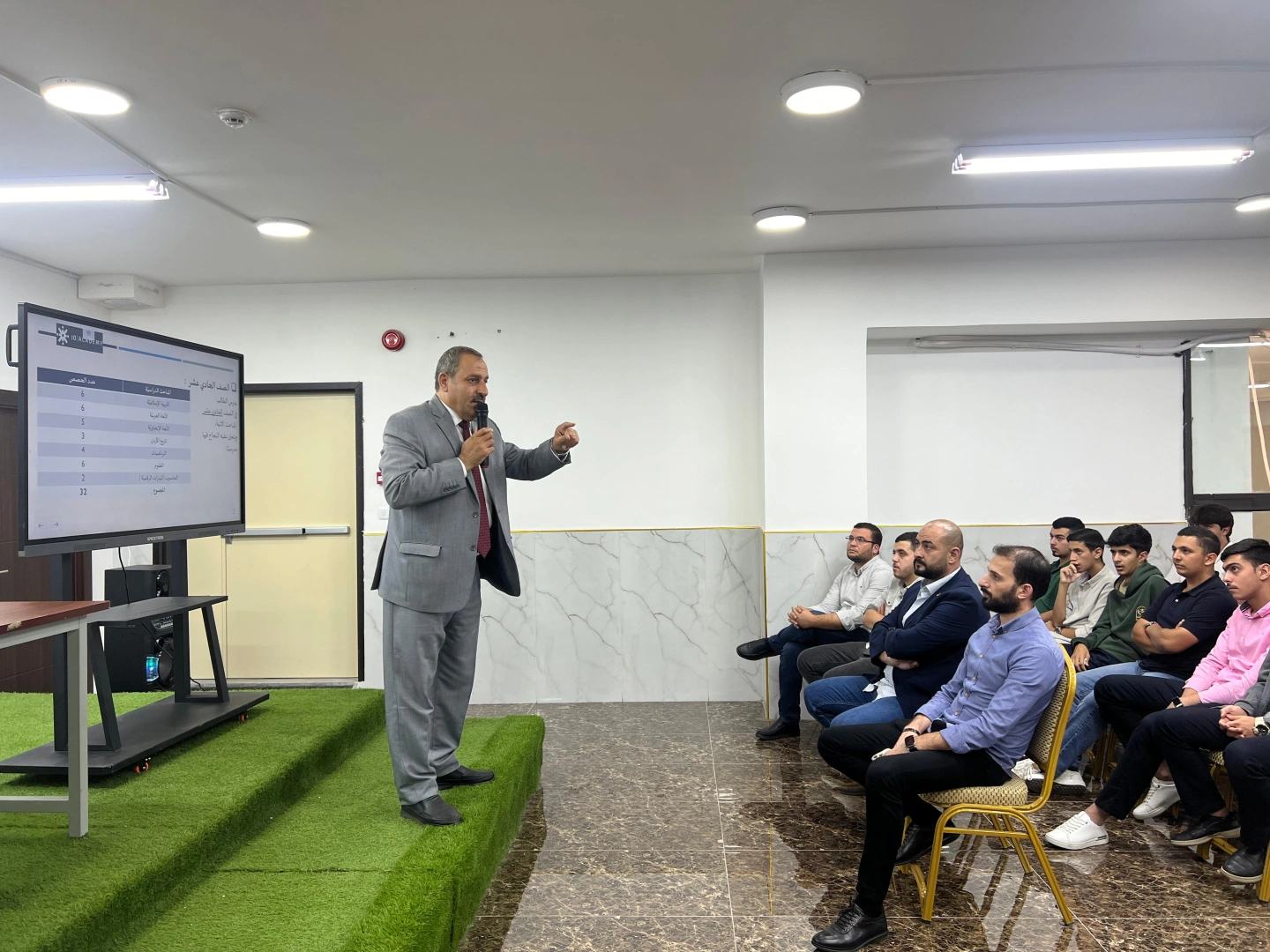 محاضرة هامة لـ "جو أكاديمي" في مدرسة المدينة الفاضلة